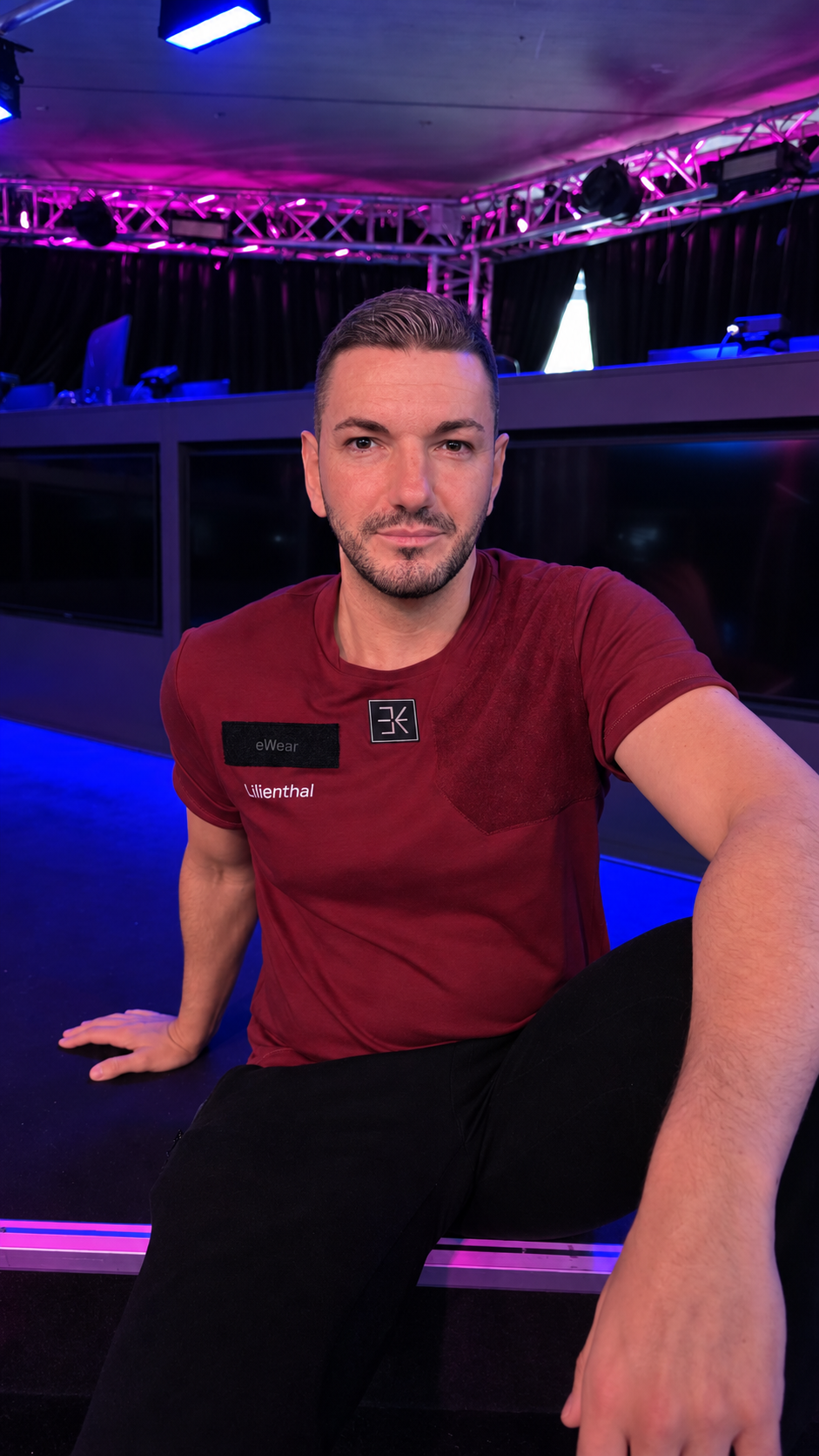 Lilienthal im roten eWear E-Sport-Shirt in einer Gaming-Location